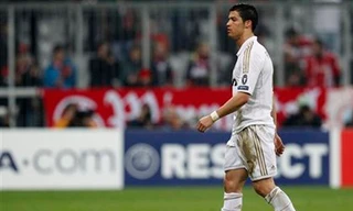 Cristiano Ronaldo thất vọng rời sân sau thất bại trước Bayern Munich ở trận lượt đi Ảnh: AP
