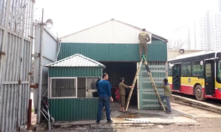 Tháo dỡ cây xăng lậu núp trong bãi đỗ xe 