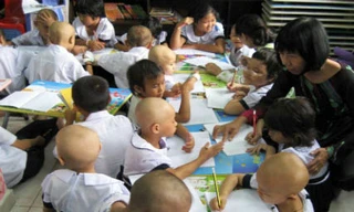 Lớp học đặc biệt của các học trò 'đầu trọc' trong bệnh viện