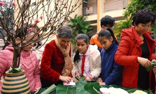 Bốn đại sứ gói bánh chưng cùng học sinh khiếm thị