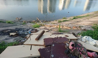 Hồ điều hoà khu đô thị kiểu mẫu Linh Đàm nhếch nhác như bãi rác