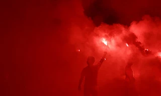 CĐV Hải Phòng “thắp lửa” sân Lạch Tray ăn mừng chiến thắng lịch sử