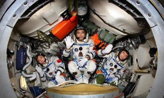 Trung Quốc ráo riết chinh phục Mặt trăng, Mỹ loay hoay chế tạo bộ đồ phi hành gia mới