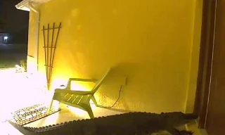 Clip: Nghe tiếng động lạ ngoài cửa lúc 4h sáng, check camera ớn lạnh thấy vị khách đáng sợ