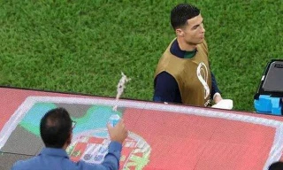 CĐV tạt nước vào người Ronaldo.