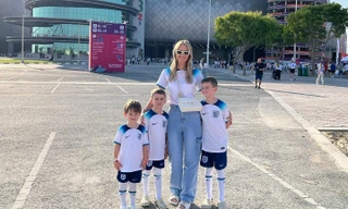 Vợ tuyển thủ Anh mang 3 con sang Qatar 'tiếp lửa' cho chồng...dự bị