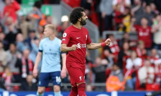 Thắng tối thiểu trước Brentford, Liverpool áp sát MU