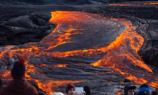 Một vụ phun trào núi lửa bắt đầu vào đầu năm nay ở Iceland đã trở thành "điểm check-in" nổi tiếng đối với một số du khách ưa thích cảm giác mạnh.