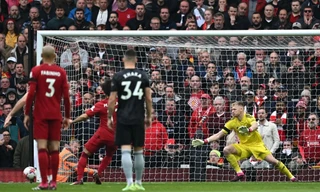 Đá hỏng phạt đền, Salah vẫn xô đổ kỷ lục của Drogba