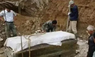 Nổ tung mộ cổ lấy đá làm cầu thì vàng bạc châu báu bất ngờ bắn ra tung tóe khiến ai cũng sốc nặng. Ảnh QQ