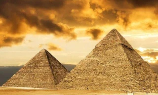 Kim tự tháp Ai Cập.