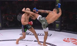 Chris Gonzalez tung cú đá trúng đầu Saad Awad.