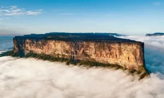 Núi Roraima thường được bao quanh bởi những đám mây, khiến nó trông giống như một hòn đảo nổi.