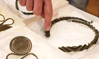 Những món đồ trang sức bằng đồng có niên đại 2.500 năm vừa được một người đàn ông tình cờ phát hiện trong rừng.