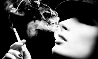 Hút thuốc lá là một trong những nguyên nhân dẫn đến ung thư phổi.