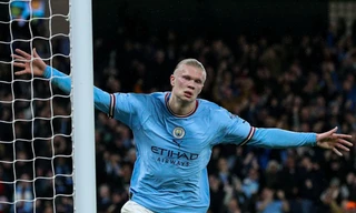 Mình Haaland ‘cân’ cả hàng công Chelsea