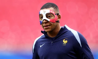 Mbappe mang mặt nạ, sẵn sàng 'nghênh chiến' với Hà Lan