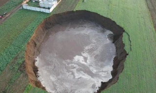 Bên trong hố sụt khổng lồ ở Mexico có đầy nước.