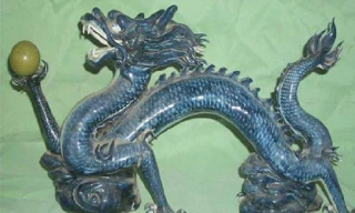 Cổ vật "Thanh long cầm châu" bằng gốm sứ vô cùng quý hiếm.