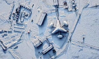 Cấu trúc kỳ lạ nghi là trung tâm UFO của người ngoài hành tinh được phát hiện ở Bắc cực. Ảnh Daily Star.