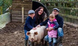 Chú lợn Milton và gia đình cô chủ Sarah.