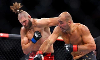 Jiri Prochazka (trái) đã có chiến thắng Glover Teixeira.