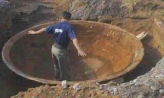 Cổ vật khổng lồ được phát hiện ở Indonesia khi đào móng xây nhà. Ảnh KK News.