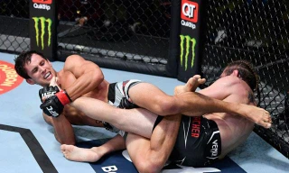 Claudio Puelles ra đòn hiểm hạ knock-out đối thủ.