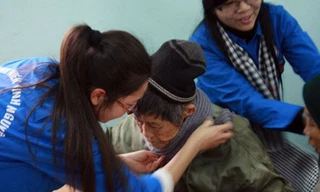 Sinh viên mang Tết đến làng phong