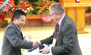 GS Ngô Bảo Châu, nhận quà lưu niệm từ GS Bourguignon