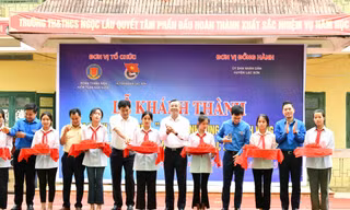 Lễ khánh thành và gắn biển công trình 'Đồng hành cùng học sinh vùng cao'