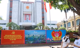 Hà Nội rực rỡ cờ hoa kỷ niệm 133 năm Ngày sinh Chủ tịch Hồ Chí Minh