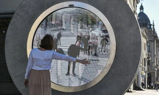 “Cổng không gian” nối hai nước Lithuania và Ba Lan: Như đang xem phim khoa học viễn tưởng!