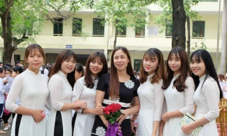 Cô Hà Thanh và học sinh trong dịp 20/11 năm trước.