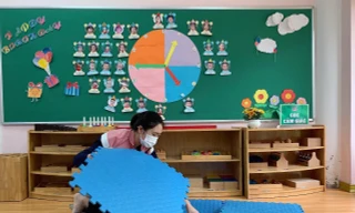 Giáo viên mầm non vệ sinh trường lớp trong thời gian học sinh nghỉ phòng dịch. 