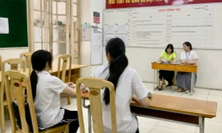 Phòng thi 'đặc biệt' vào lớp 10 cho nữ sinh Hà Nội bị đứt gân cổ tay