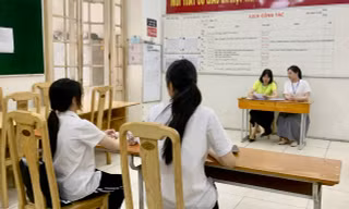 Phòng thi 'đặc biệt' vào lớp 10 cho nữ sinh Hà Nội bị đứt gân cổ tay
