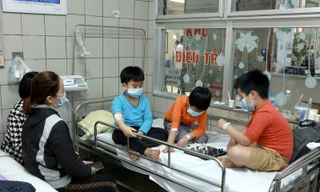 Vụ hàng chục học sinh tiểu học ngộ độc khi đi dã ngoại: Xử lý thế nào?