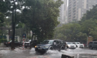 Mưa dông mở rộng ra nhiều vùng trên cả nước, nhiều nơi có mưa rất to