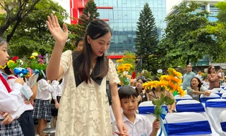 Học sinh trường Nguyễn Siêu hát vang trong lễ khai giảng sớm 