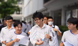 Giữa 'cơn bão' phê đề khó, Bộ GD&ĐT nói chờ kết quả chấm thi