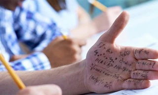 Gian lận thi, một giám đốc và một hiệu trưởng ở Hà Nội bị thu hồi bằng THPT