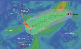 Áp thấp nhiệt đới vào Biển Đông, miền Trung mưa lớn liên tiếp