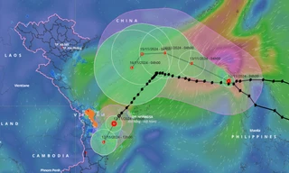 Áp thấp nhiệt đới áp sát bờ, miền Trung mưa đỉnh điểm