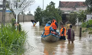 Mưa lớn kéo dài ở miền Trung, lũ trên sông Vệ trên báo động 3