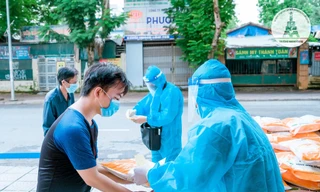 Trường Marie Curie tặng quà hơn 500 triệu đồng cho người dân, sinh viên.