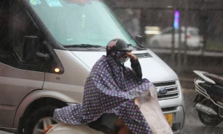 Gió mùa đông bắc tràn về, nền nhiệt giảm mạnh, mưa xuống miền Trung