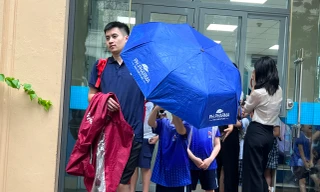 Hà Nội: Lo giông lốc, ngập lụt nhiều trường thông báo đón học sinh sớm