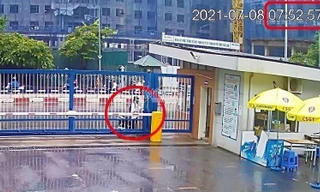 Thí sinh đến cổng điểm thi muộn tại Trường THPT Chuyên Hà Nội Amsterdam.