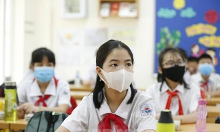 Học sinh Hà Nội được yêu cầu đeo khẩu trang chống dịch. 